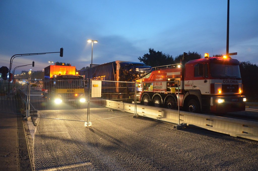 VU LKW umgestuerzt Feldkassel Industriestr Robert Boschstr P376.JPG